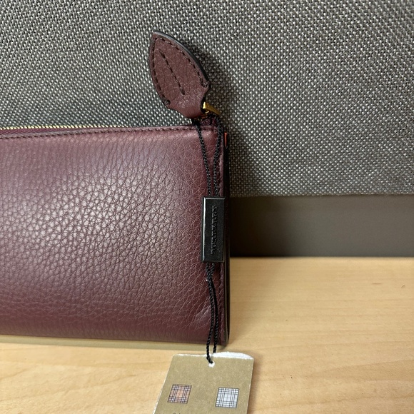 NWT! Rare! Burberry Women's Zip Around Long Wallet In Deep Claret Leather 2 In 1 - Picture 4 of 12